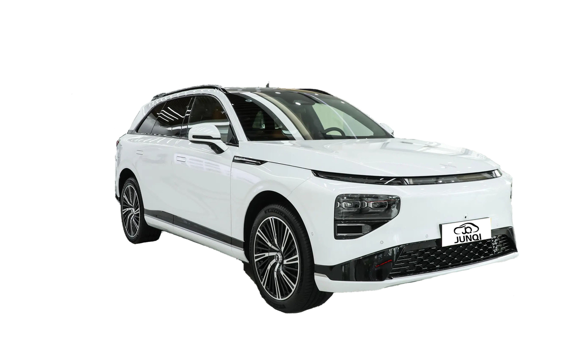 Xpeng G9 SUV elettrico all'avanguardia con touchscreen da 15,6 pollici e strumento da 12,3 pollici