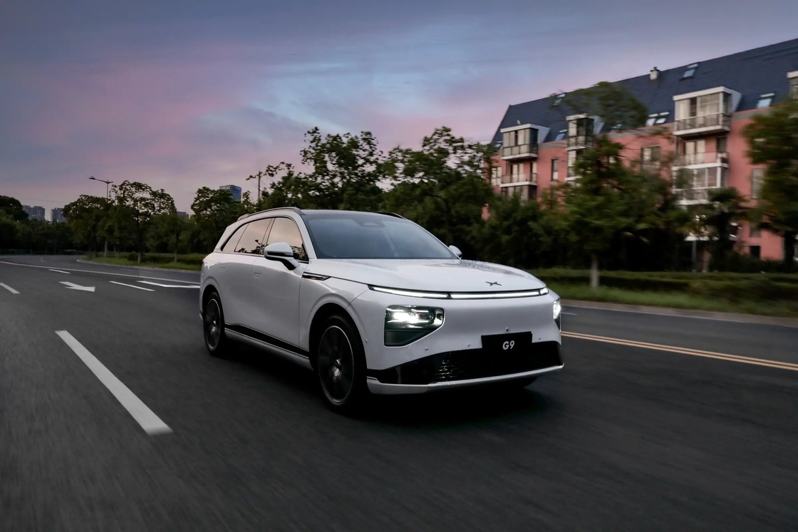 Xpeng G9 SUV elettrico all'avanguardia con touchscreen da 15,6 pollici e strumento da 12,3 pollici