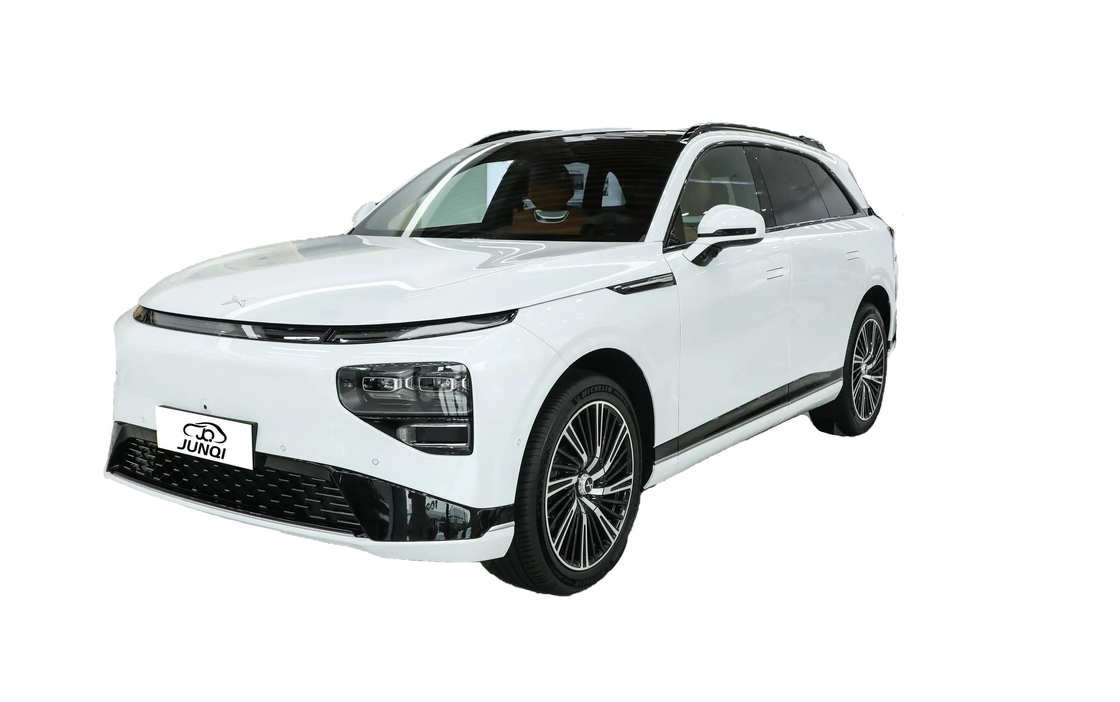 Xpeng G9 SUV elettrico all'avanguardia con touchscreen da 15,6 pollici e strumento da 12,3 pollici
