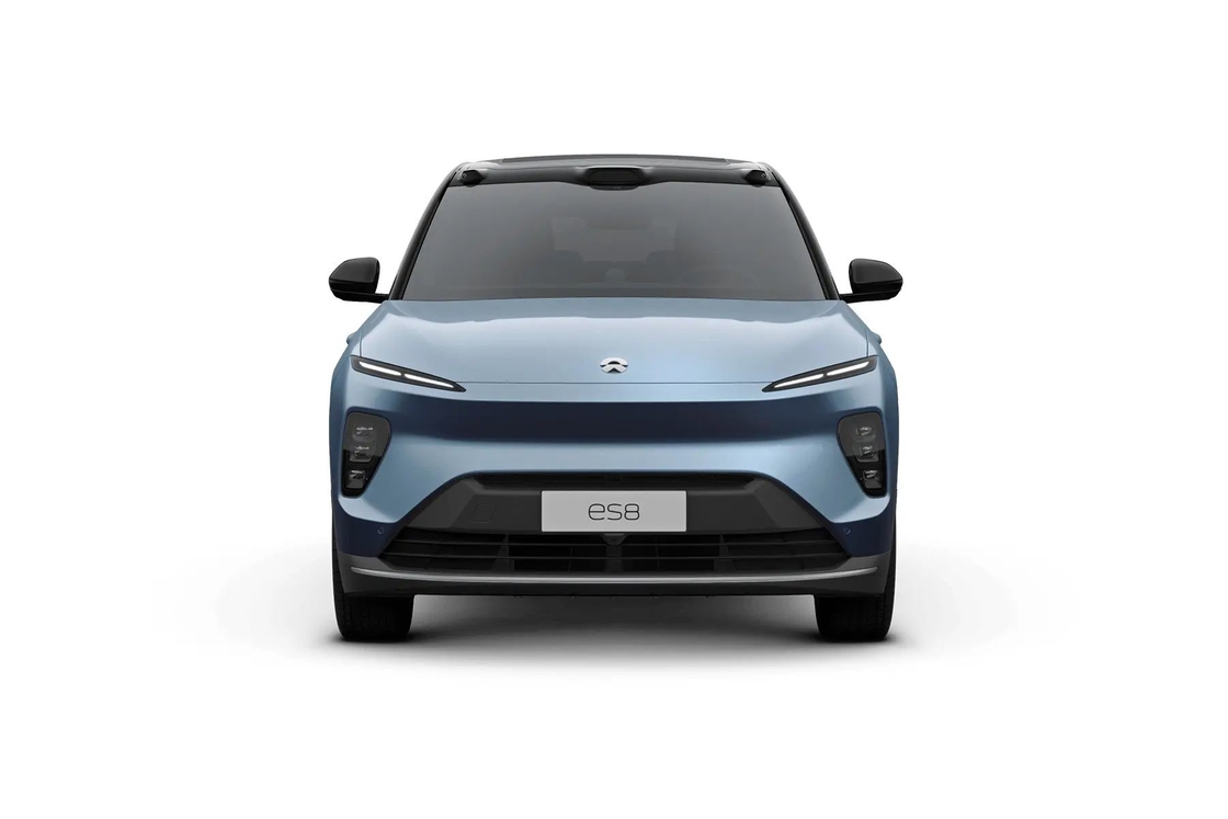 SUV elettrico a doppio motore NIO ES8 con griglia frontale e fari a LED distintivi