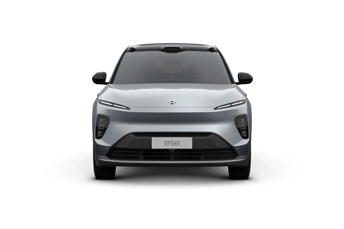 SUV elettrico a doppio motore NIO ES8 con griglia frontale e fari a LED distintivi