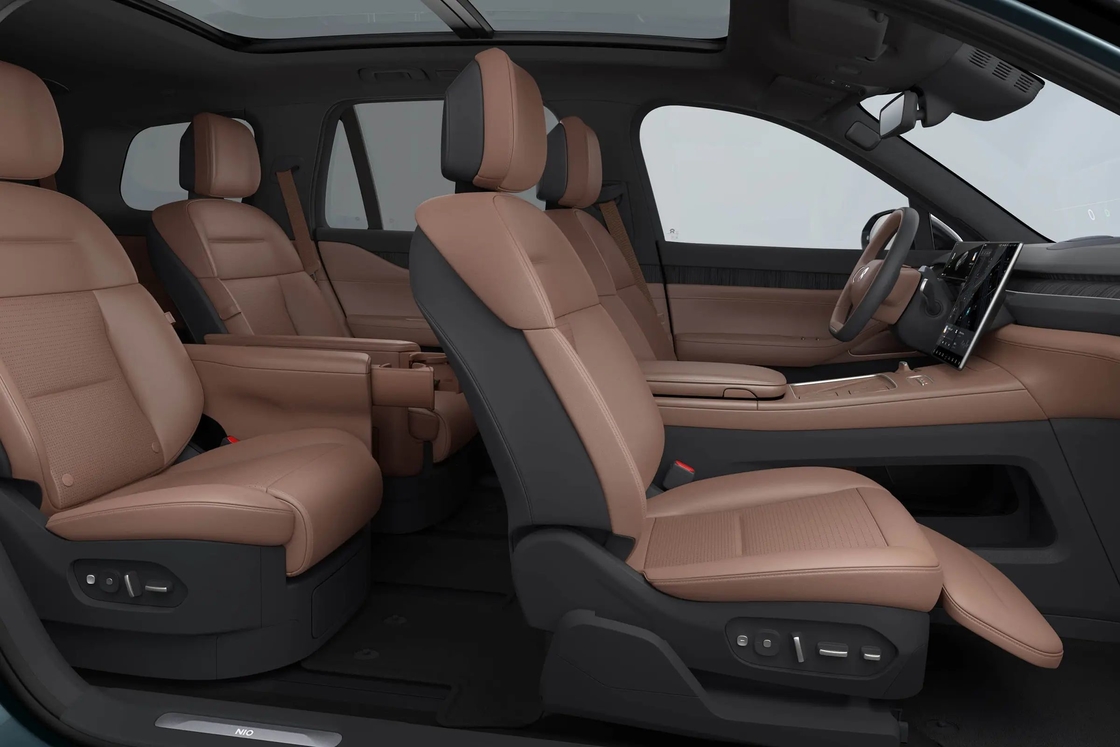 SUV elettrico a doppio motore NIO ES8 con griglia frontale e fari a LED distintivi