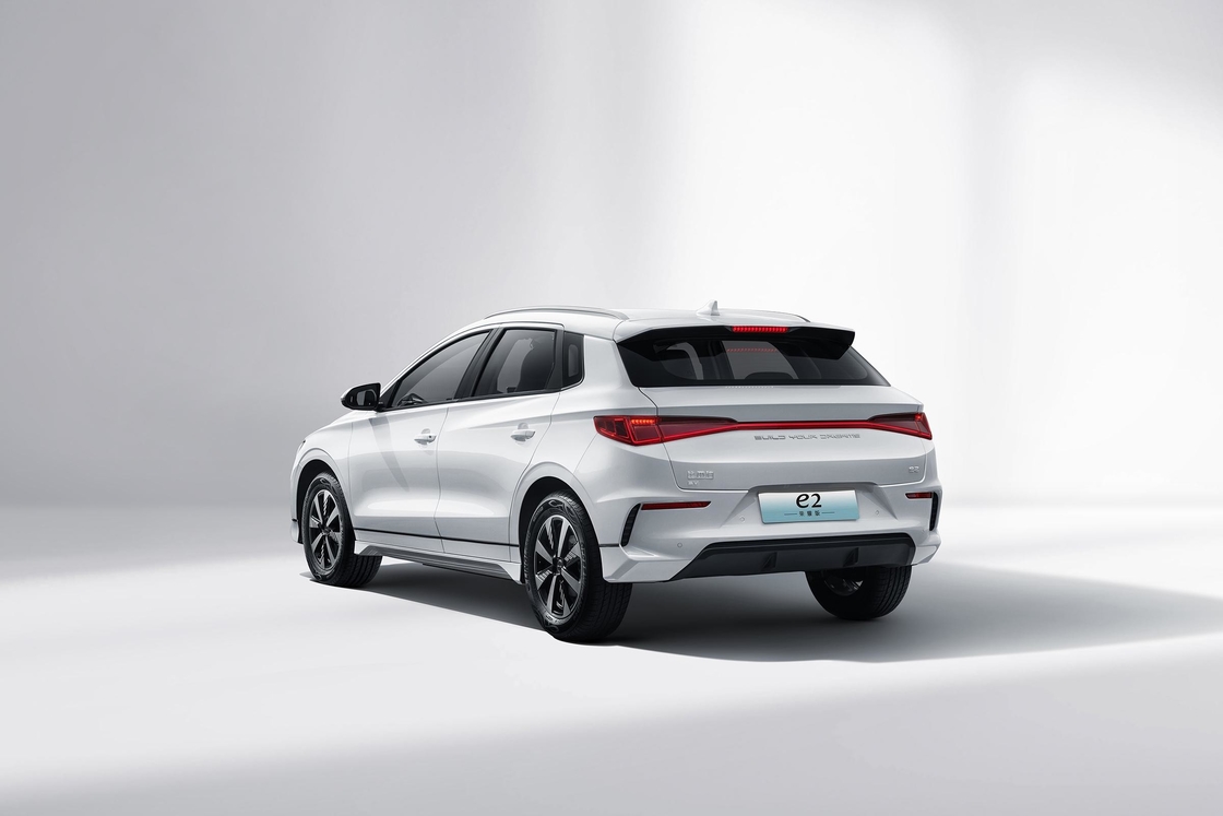 BYD E2 405km New Energy Electric Sedan a mano sinistra EV 5 porte 5 posti