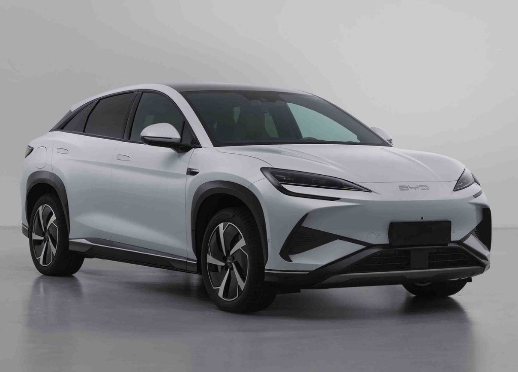 Auto elettrica BYD di lusso a sinistra BYD Sea Lion 07 EV ricarica veloce 0,42 ore