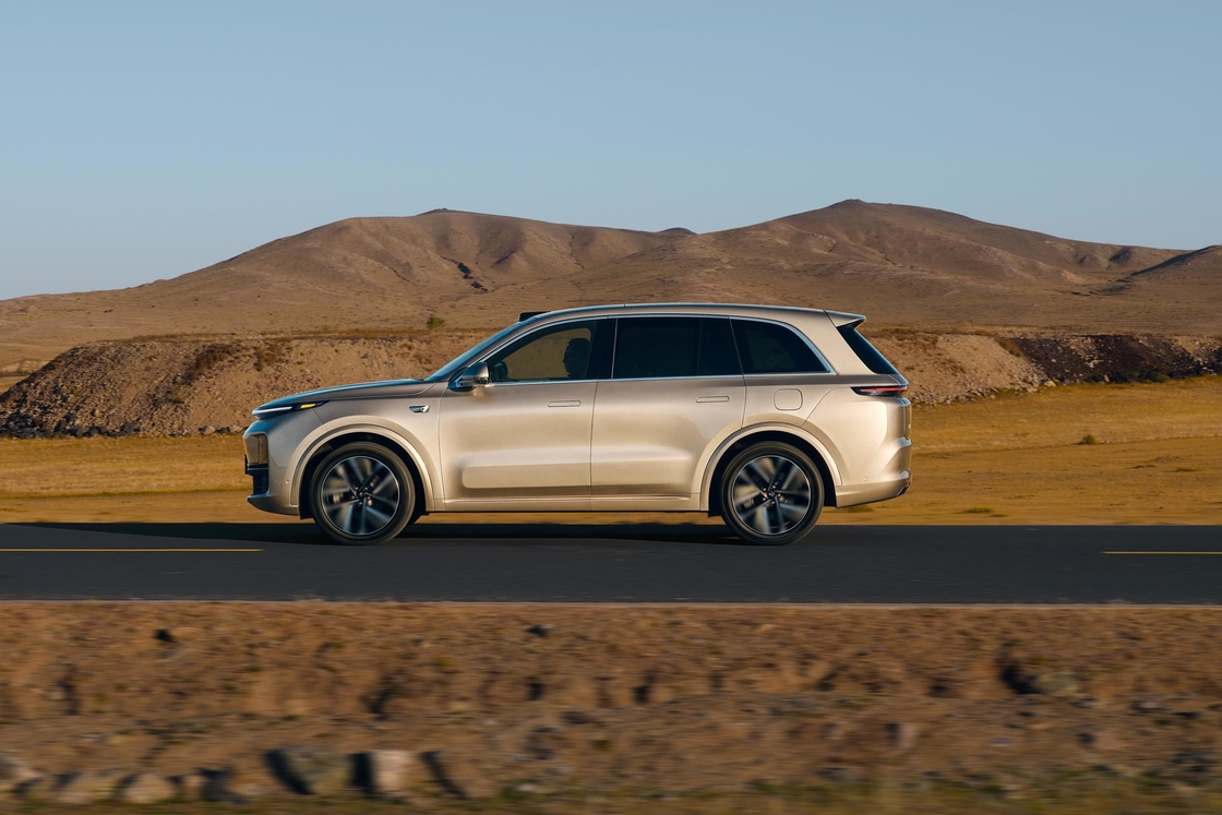 5 porte 6 posti L8 Lixiang auto elettrica SUV a sinistra con 800 km di autonomia