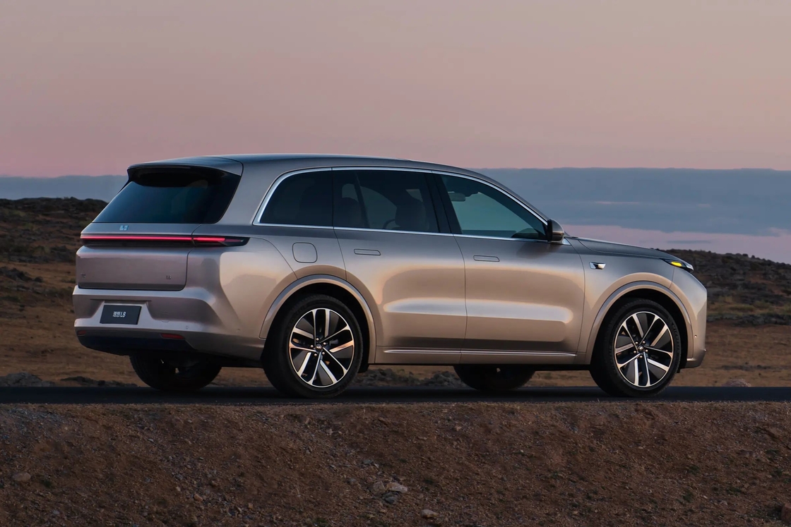 5 porte 6 posti L8 Lixiang auto elettrica SUV a sinistra con 800 km di autonomia