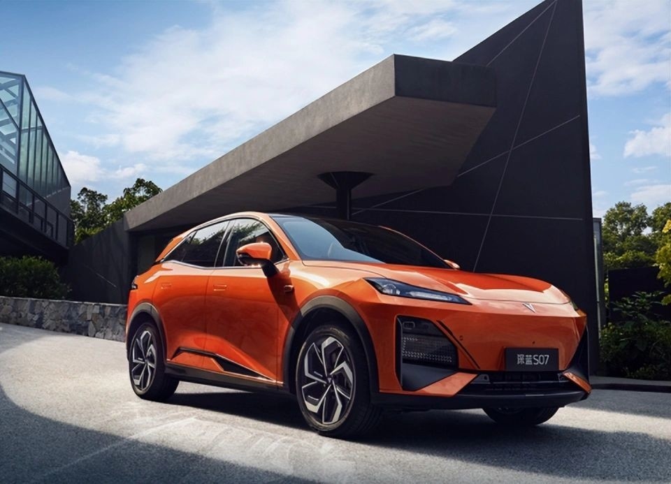 Changan Electric Car DEEP BLUES07 Extended Range Veicoli a nuova energia per una guida sostenibile
