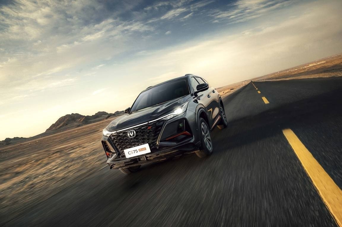 Prova il meglio della versatilità e delle prestazioni con Changan Benzina Car CS75 Plus