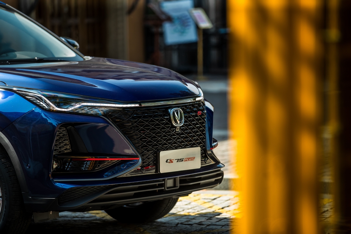 Prova il meglio della versatilità e delle prestazioni con Changan Benzina Car CS75 Plus
