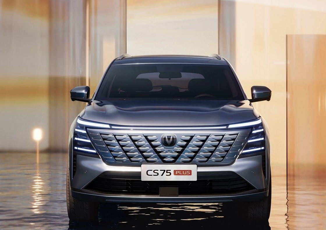 Scopri il futuro del trasporto sostenibile con la vettura elettrica Changan DeepBlue Shenlan G318