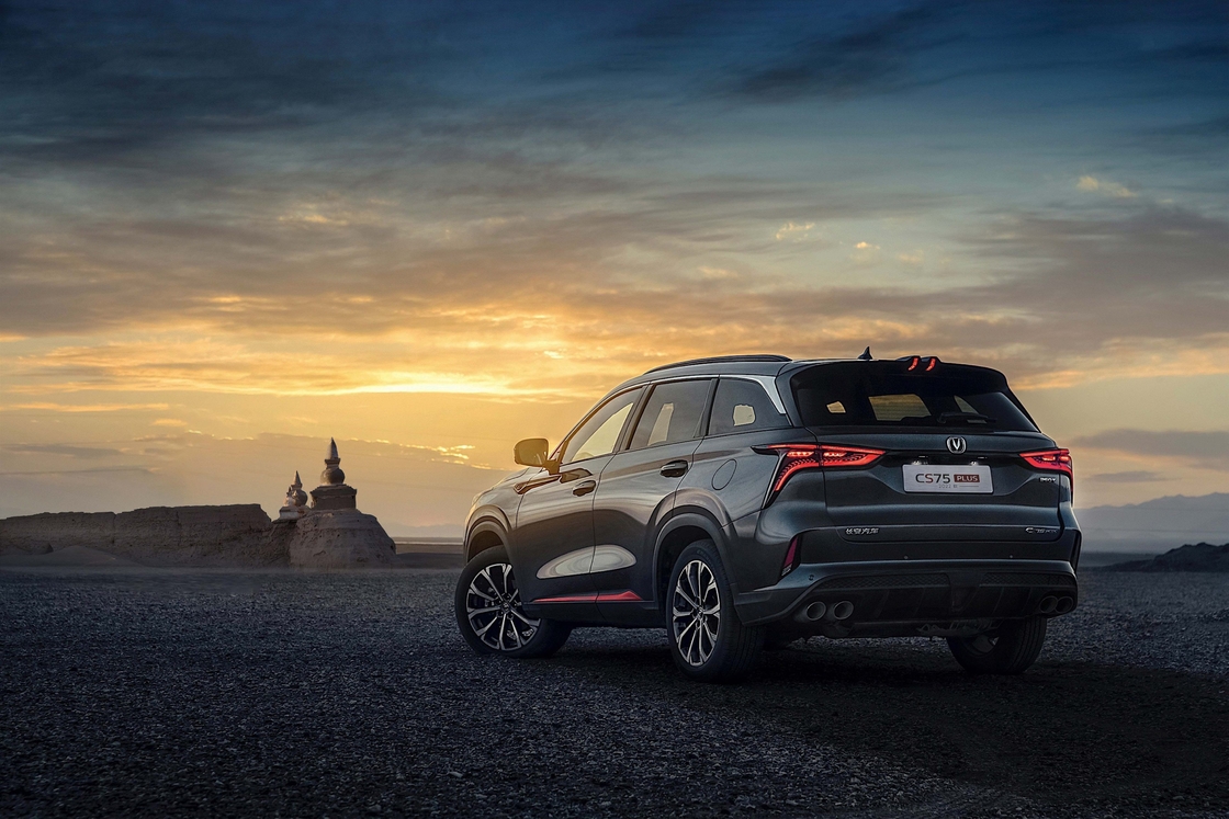 Scopri il futuro del trasporto sostenibile con la vettura elettrica Changan DeepBlue Shenlan G318