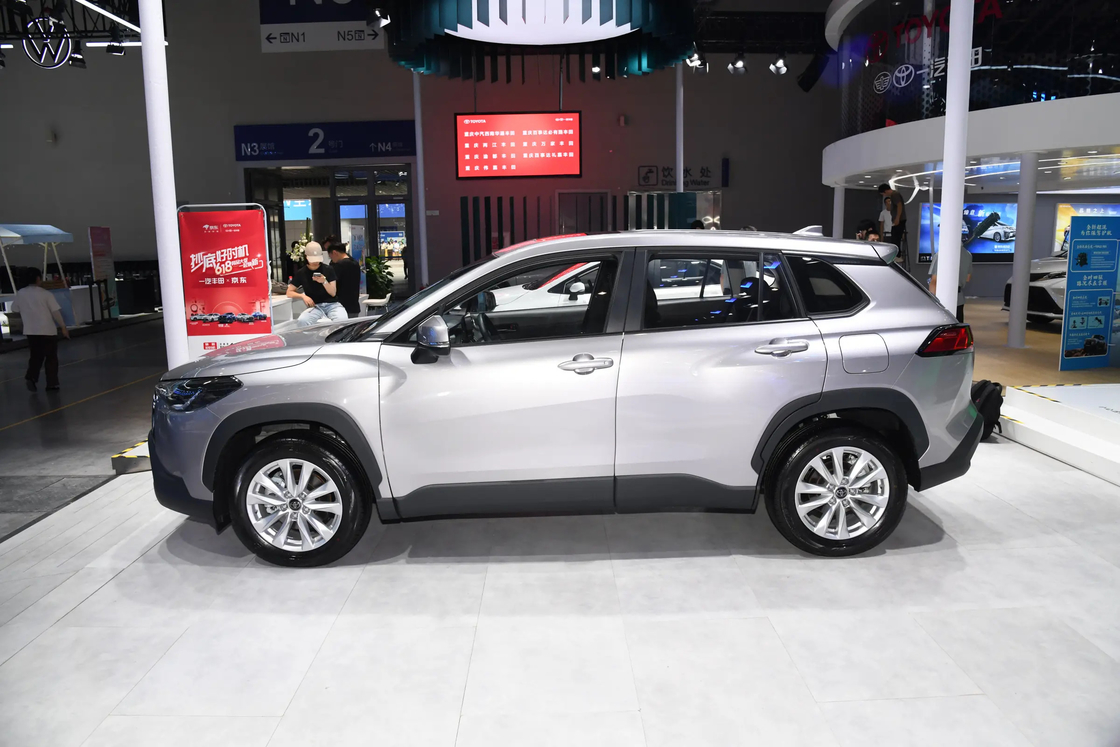 Auto a benzina Toyota Corolla FWD per spostamenti giornalieri e viaggi di fine settimana