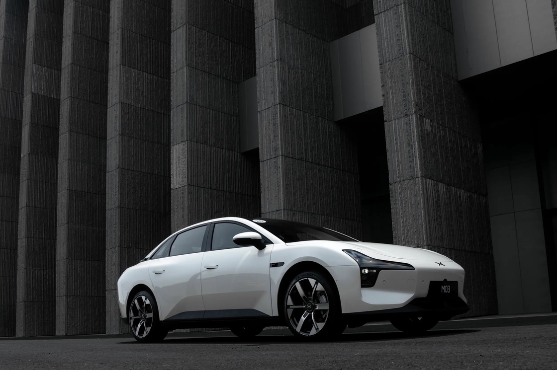 Carro elettrico Xiaopeng con caratteristiche di sicurezza avanzate per una guida senza preoccupazioni