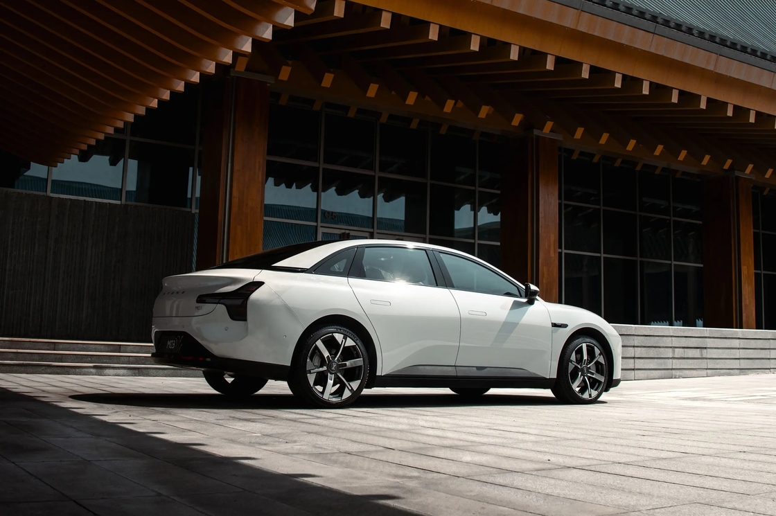 Carro elettrico Xiaopeng con caratteristiche di sicurezza avanzate per una guida senza preoccupazioni