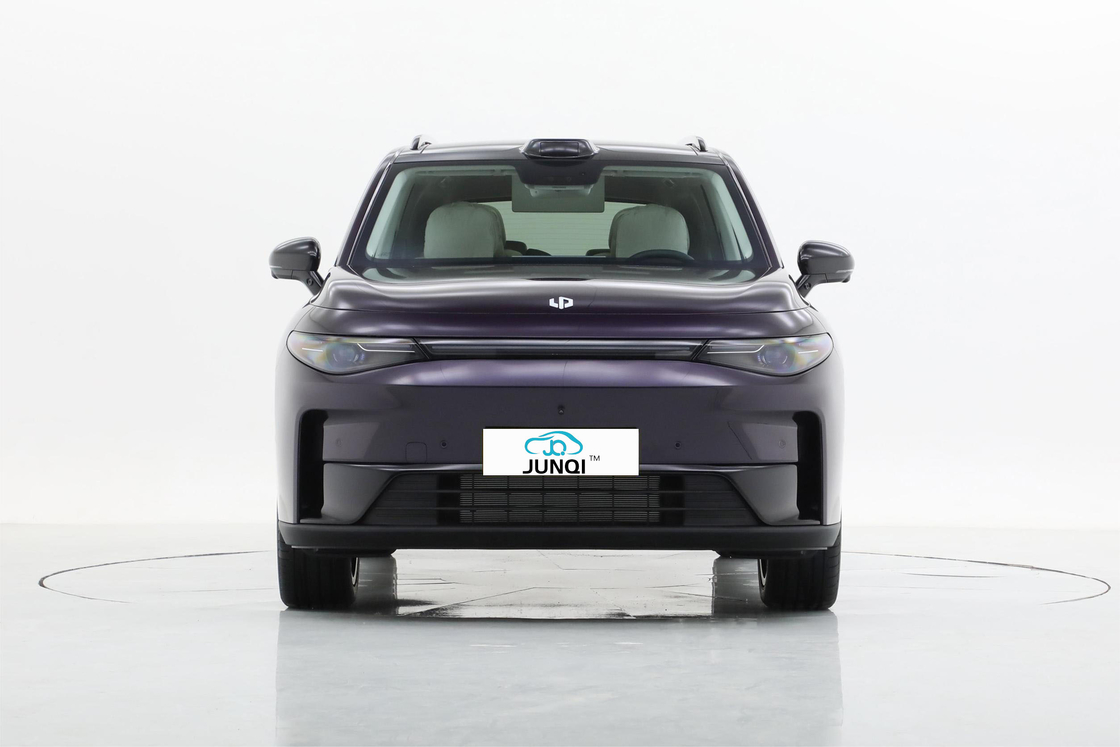 Leapmotor Electric Car C16 Un SUV medio-grande con una griglia di aspirazione dell'aria trapezoidale a strati e sei opzioni di colore del corpo